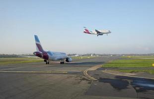 dusseldorf, no, Germania, 2019 - uno eurowings aereo guida per il pista di decollo come un altro uno è di per terra foto