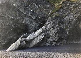 scogliera sagomato piace un' Drago a un' spiaggia nel icealdn foto