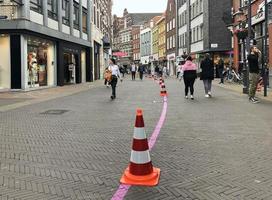 venlo, Olanda, 2020 - il pedone zona è essere diviso per abilitare sociale distanziamento nel il shopping strade di il città di venlo. foto