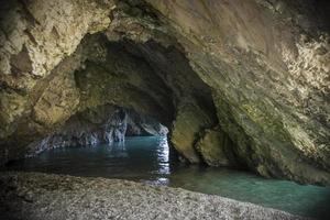 scogliere e acqua nel il grotta a myrtos spiaggia a il isola di Cefalonia foto