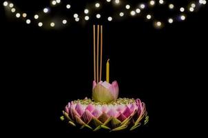 selettivo messa a fuoco su loto fiore di rosa loto petalo Krathong su notte sfondo con bokeh leggero per Tailandia pieno Luna o loy Krathong Festival. foto