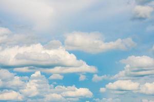 cielo azzurro con nuvole bianche. in una giornata limpida foto