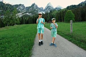 Due ragazzi mangiare ghiaccio crema a capostipite gosausee, gosau, superiore Austria. foto