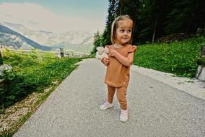 bambino ragazza a sentiero per grotte a montare krippenstein nel Hallstatt, superiore Austria, Europa. foto