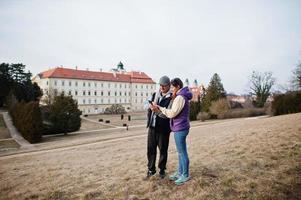 coppia turista a valtizia palazzo Guarda su mobile Telefono, ceco repubblica. foto