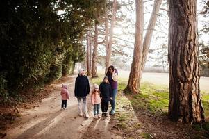 madre con quattro bambini a valtice park, repubblica ceca. foto