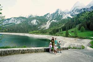 madre con quattro bambini a capostipite gosausee, gosau, superiore Austria. foto