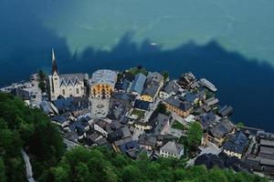 panoramico Visualizza a partire dal sopra di panoramico paesaggio al di sopra di austriaco Alpi lago nel Hallstatt, Austria. foto