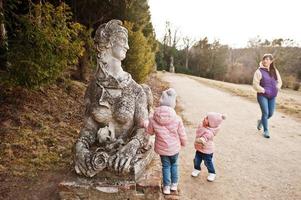 madre con Due figlie vicino scultura di femmina sfinge nel valtizia palazzo. foto