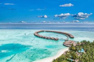 Maldive Paradiso scenario. tropicale aereo paesaggio, paesaggio marino con lungo ponte, acqua ville con sorprendente mare e laguna spiaggia, tropicale natura. esotico turismo destinazione striscione, estate vacanza foto