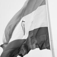 bandiera dell'india che sventola a Connaught Place con orgoglio nel cielo blu, bandiera indiana che sventola, bandiera indiana nel giorno dell'indipendenza e festa della repubblica indiana, sventola bandiera indiana, sventola bandiere indiane - bianco e nero foto