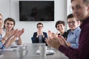 gruppo di giovane persone incontro nel avviare ufficio foto