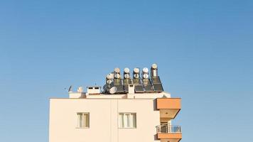 pannelli solari con collettore d'acqua sul tetto della casa