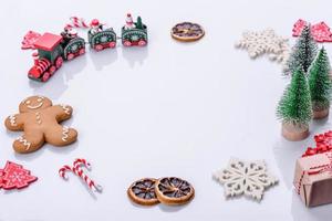 elementi di Natale scenario, giocattoli, Pan di zenzero e altro Natale albero decorazioni foto