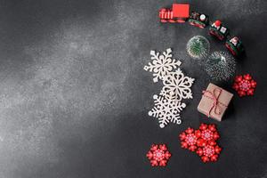 Natale giocattoli e decorazioni su un' buio calcestruzzo sfondo foto