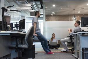 ogni giorno squadra incontro e di brainstorming foto