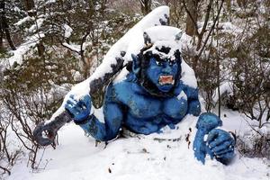 blu gigante mito scultura a noboribetsu onsen neve inverno foto