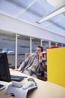 attività commerciale uomo parlando di Telefono nel ufficio foto