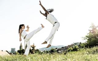 coppia di artisti di capoeira che calciano