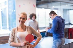 avviare attività commerciale squadra giocando ping pong tennis foto