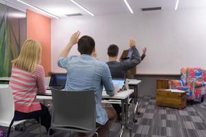 insegnante con un' gruppo di studenti nel aula foto