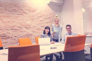 team aziendale in occasione di una riunione in un moderno edificio per uffici foto