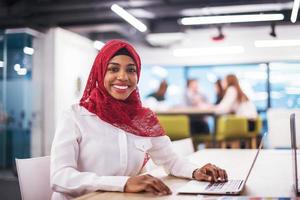 nero musulmano attività commerciale donna ,Lavorando su il computer portatile computer foto