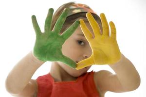 bambina con le sue mani dipinte