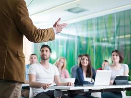 vicino su di insegnante mano mentre insegnamento nel aula foto