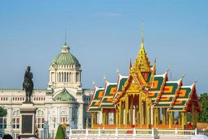 reale plaza, o Dusit palazzo plaza, con ananta Samakhom trono sala e equestre statua di re chulalongkorn, nel aun ai rak khlai khwam no inverno giusto, bangkok, Tailandia foto