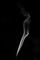 un' singolo bianca Fumo bruciare a partire dal incenso, tiro nel studio con buio nero sfondo, per design e religione concetto