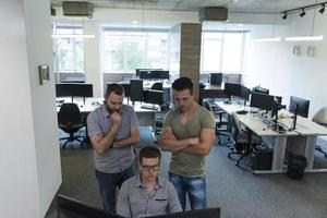 avviare attività commerciale persone gruppo Lavorando come squadra per trova soluzione foto