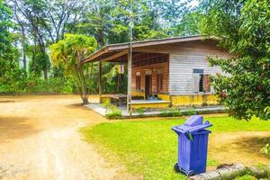 paesaggio paesaggio urbano panorama strade macchine edifici foresta natura Phuket Tailandia. foto