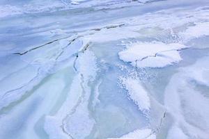 congelato fiume mare su diga neve ghiaccio floes glassa Ghiaccio. foto