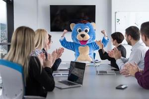 capo vestito come orso avendo divertimento con attività commerciale persone nel di moda ufficio foto