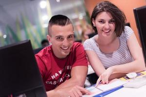 tecnologia studenti gruppo Lavorando nel computer laboratorio scuola aula foto