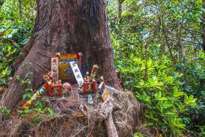 santo fantasma Casa santuario piccolo tempio giardino cortile villaggio Tailandia. foto