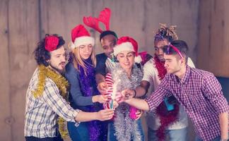 multietnico gruppo di casuale attività commerciale persone illuminazione un' sparkler foto