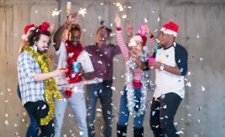 multietnico gruppo di casuale attività commerciale persone avendo coriandoli festa foto