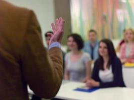 vicino su di insegnante mano mentre insegnamento nel aula foto