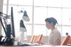 attività commerciale donna Lavorando su computer a ufficio foto