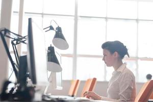 attività commerciale donna Lavorando su computer a ufficio foto