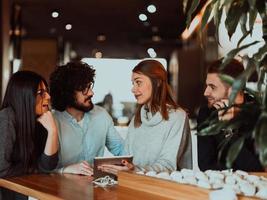 un' gruppo di amici sospeso su nel un' bar, e parlando di attività commerciale foto