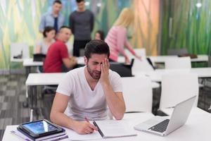 maschio alunno nel aula foto