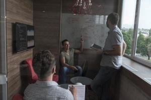 squadra incontro e di brainstorming nel piccolo privato ufficio foto