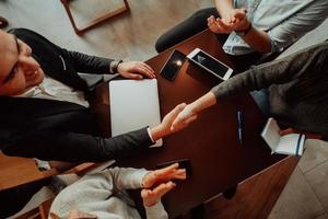 attività commerciale persone o avvocati tremante mani finitura su incontro o trattativa nel soleggiato ufficio. foto