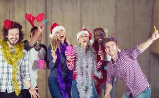 multietnico gruppo di casuale attività commerciale persone danza con sparklers foto