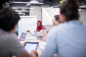 musulmano donna d'affari dando presentazioni a ufficio foto