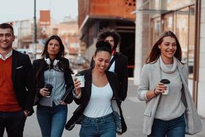 attività commerciale colleghi a piedi e parlando su città strade foto