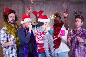 multietnico gruppo di casuale attività commerciale persone danza con sparklers foto